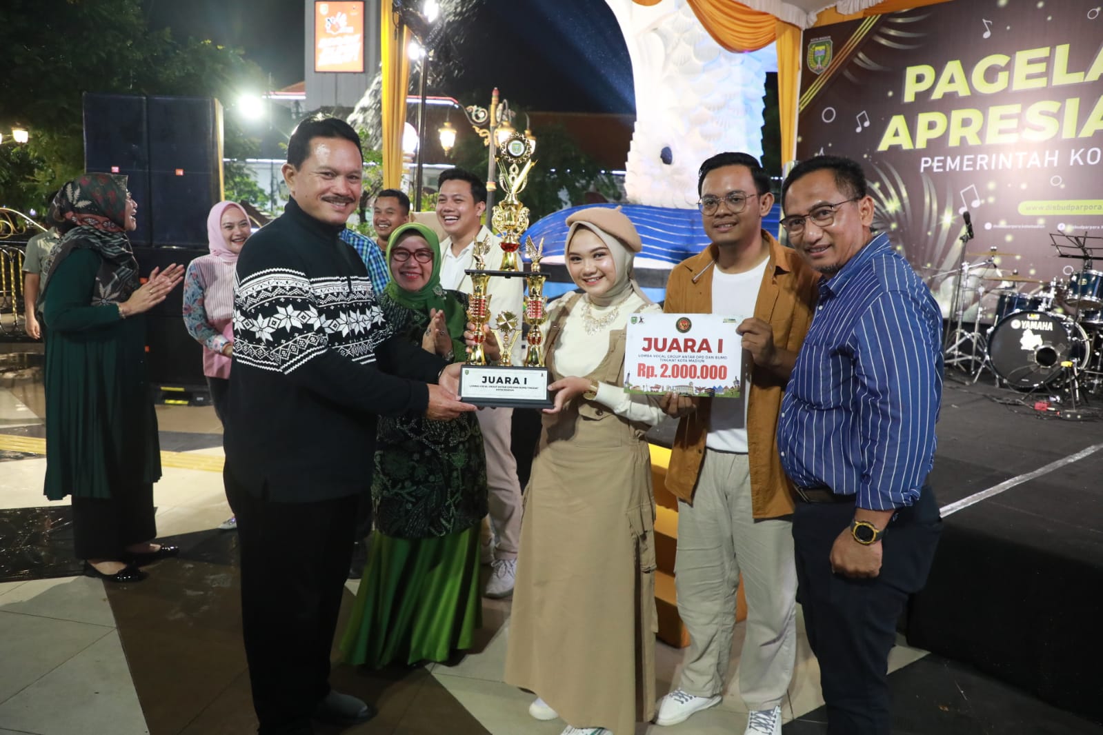 Foto 6 dari 12: Hadiri Pagelaran Seni, Wali Kota Juga Serahkan Hadiah Lomba Vocal Group di PSC