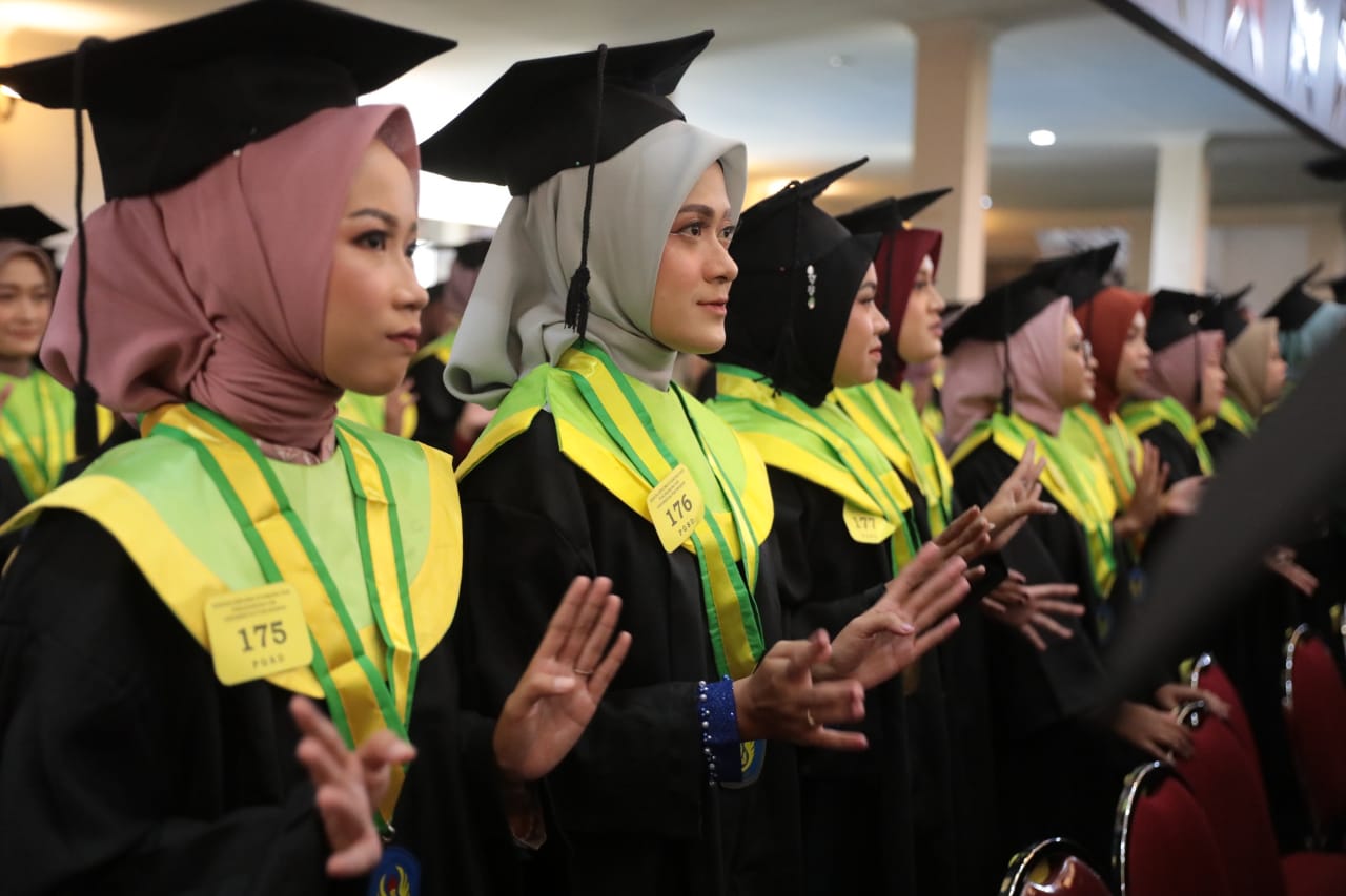 Foto 4 dari 13: Hadiri Wisuda Unipma, Wali Kota Maidi: Wisudawan Agen Perubahan