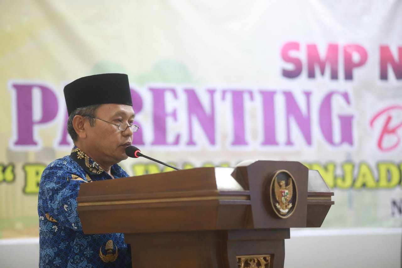 Foto 4 dari 12: Giat Parenting Bersama Wali Murid SMPN 12, Wali Kota Ingatkan Peran Orang Tua Menciptakan Generasi Emas 2045