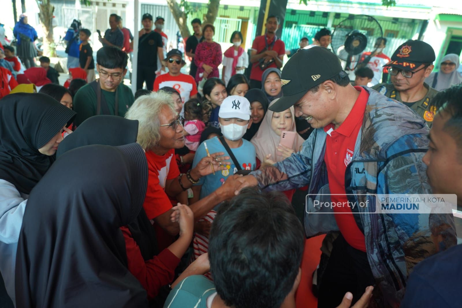 Foto 6 dari 9: Hadiri Giat Warga RW 07 Perumahan Taman Asri, Wali Kota Apresiasi Kekompakan dan Kerukunan Warga