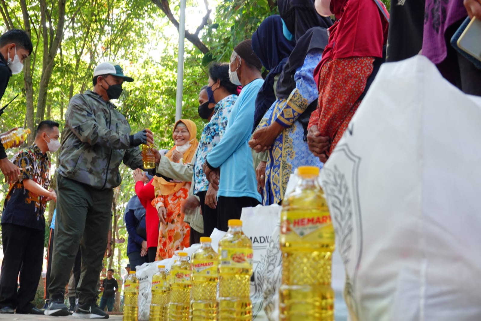 Foto 3 dari 11: Hadiri Kegiatan Bersama Masyarakat, Wali Kota Datangkan Warung Tekan Inflasi