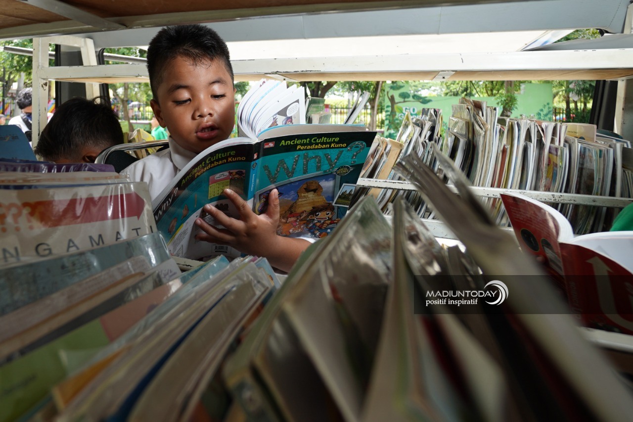 Foto 2 dari 9: Tingkatkan Minat Baca, Layanan Perpustakaan Keliling Sambangi SD
