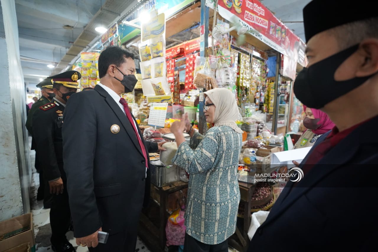 Foto 4 dari 10: Siapkan Anggaran Rp 8,6 Miliar, Wali Kota Beri Subsidi Ke Pedagang Pasar
