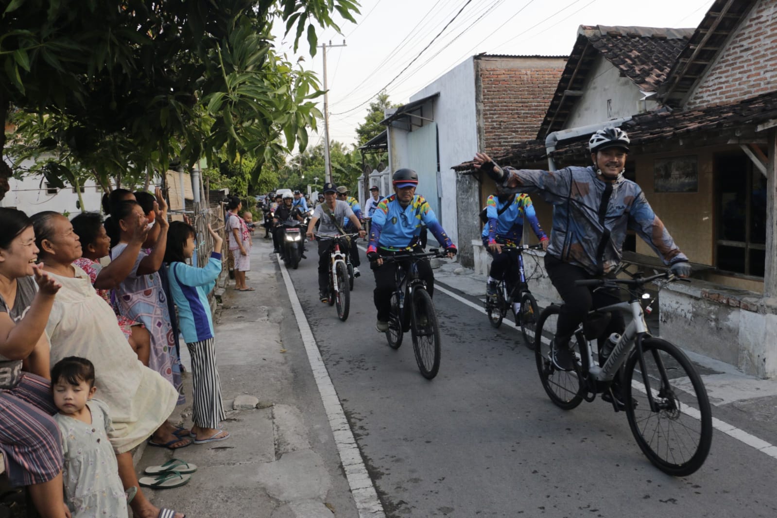 Foto 2 dari 6: Pastikan Kesiapan Kunjungan Lapang Lomba Kelurahan Terbaik, Wali Kota Cek Sembari Gowes