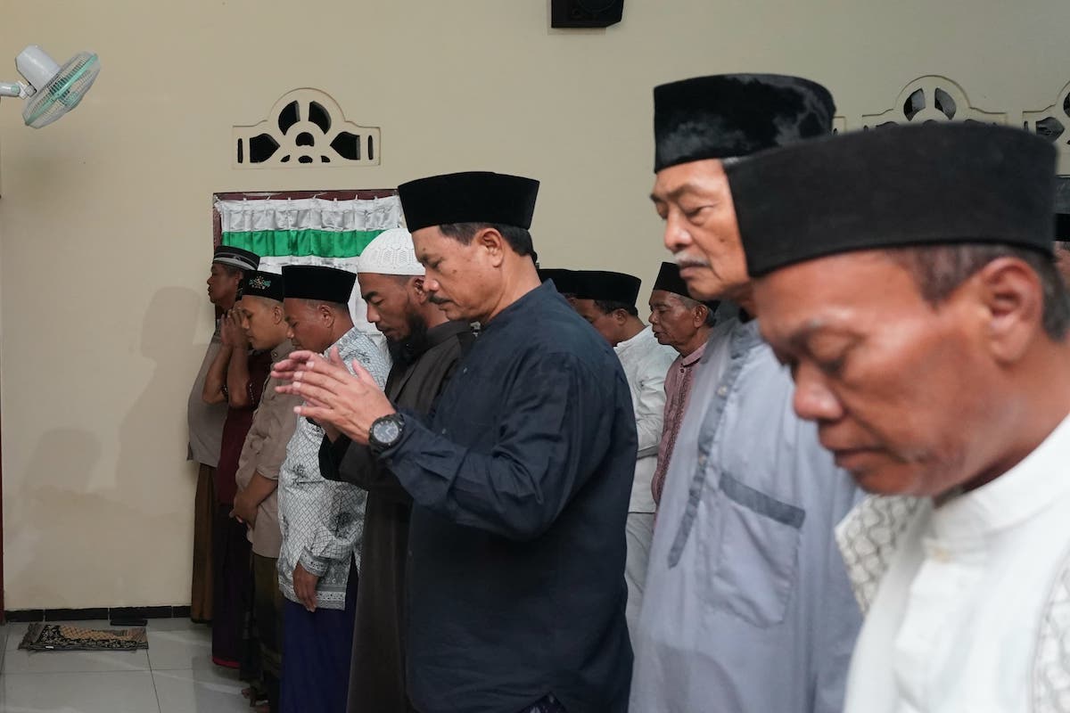 Isya Berjamaah di Masjid Tarbiyatul Islamiyah, Wali Kota Sosialisasi Sekaligus Salurkan Bantuan ke Warga