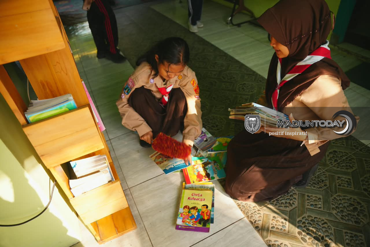 Foto 3 dari 16: Gowes Keliling Kota, Plt Wali Kota Madiun Pantau Kebersihan hingga Kondisi Sekolah