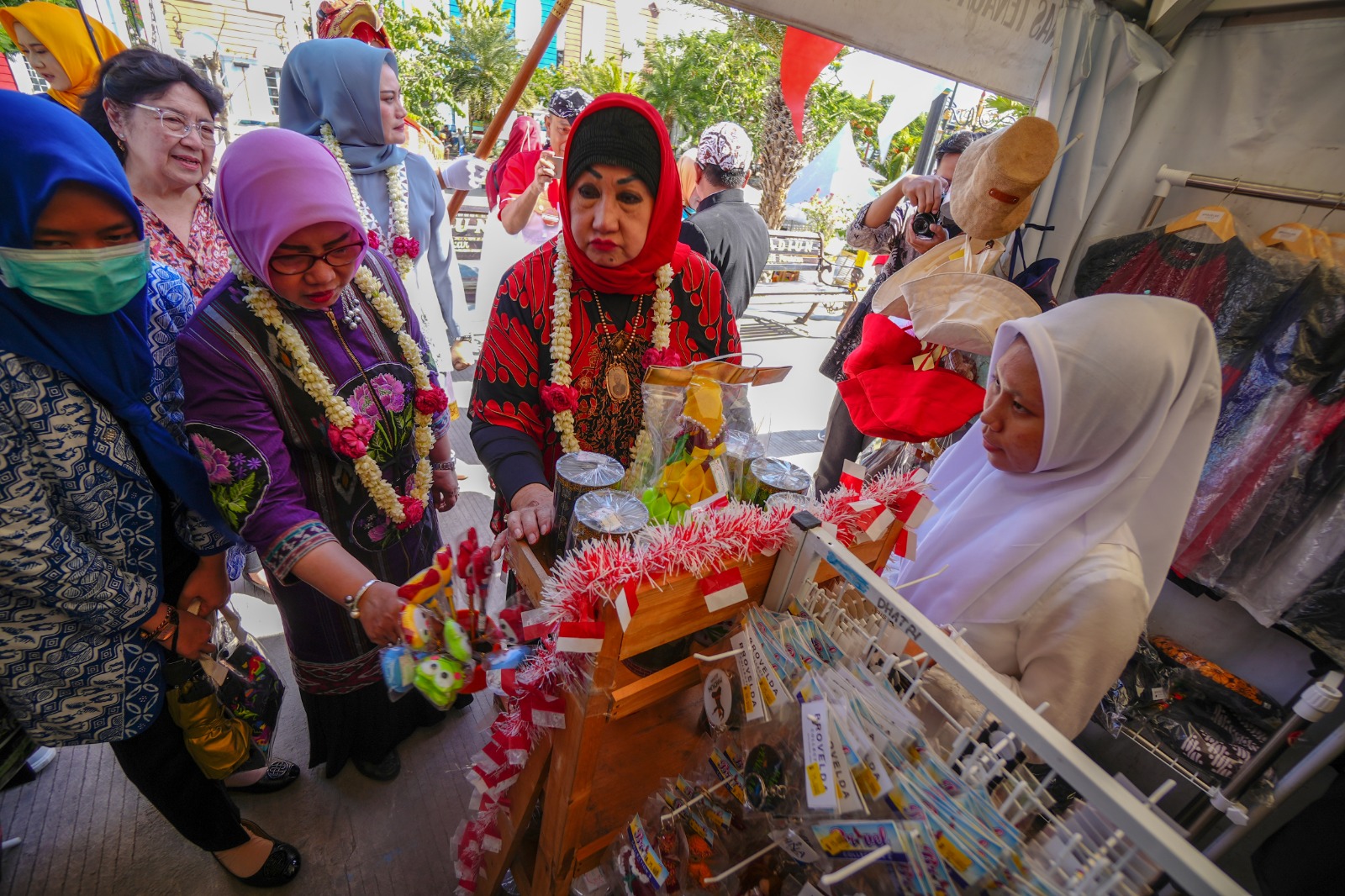 Foto 5 dari 8: Keliling Lapak UMKM di PRC, Dewi Motik: Luar Biasa