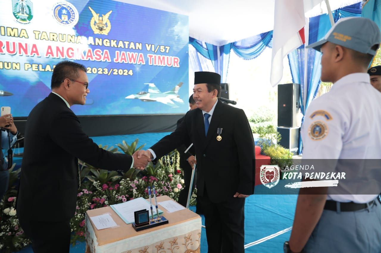 Foto 6 dari 11: Serah Terima Taruna-Taruni SMAN 3 Taruna Angkasa Jawa Timur, Wali Kota Harap Cetak Generasi Unggul