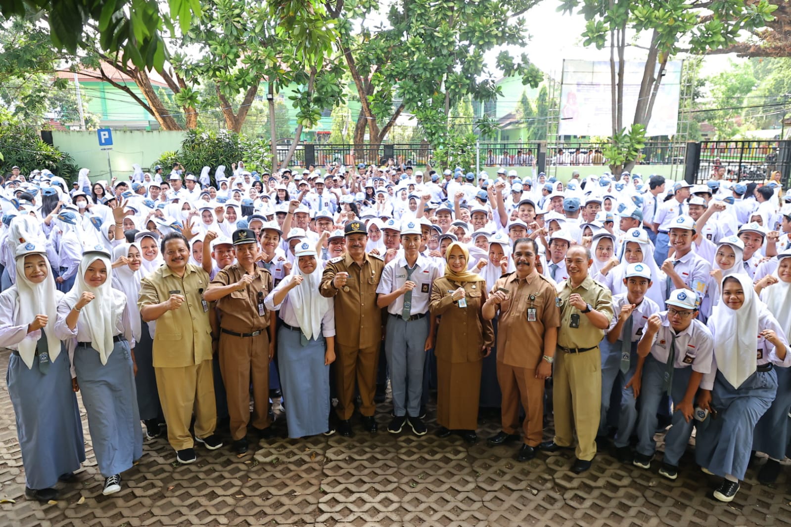 Foto 8 dari 8: Jadi Pembina Upacara di SMAN 6, Wali Kota: Ilmu Pendidikan Akan Menjadi Pelindung ke Depan