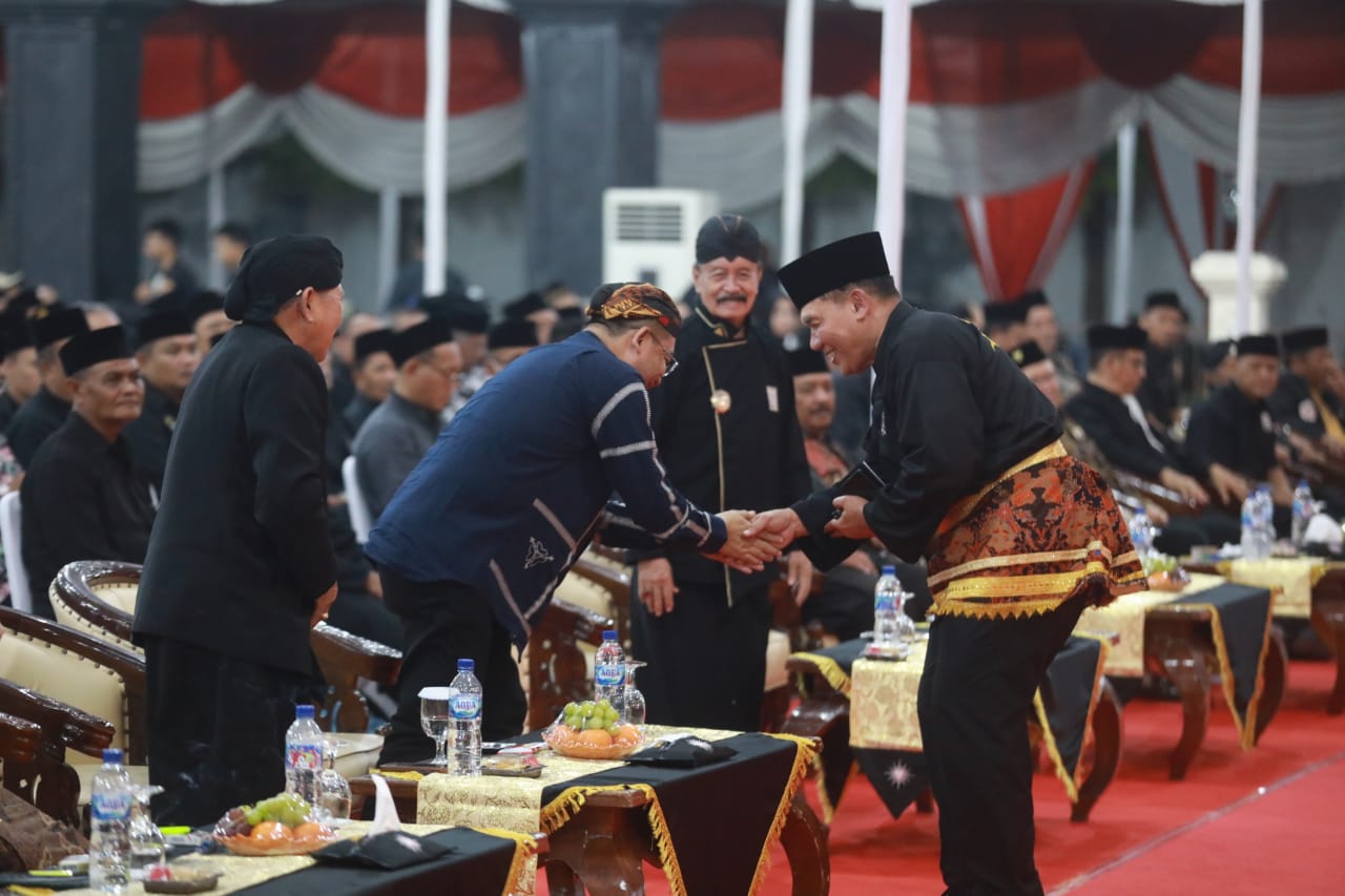 Foto 8 dari 9: Hadiri Pagelaran Wayang Kulit dan Tasyakuran PSHT, Pj Wali Kota Beri Apresiasi