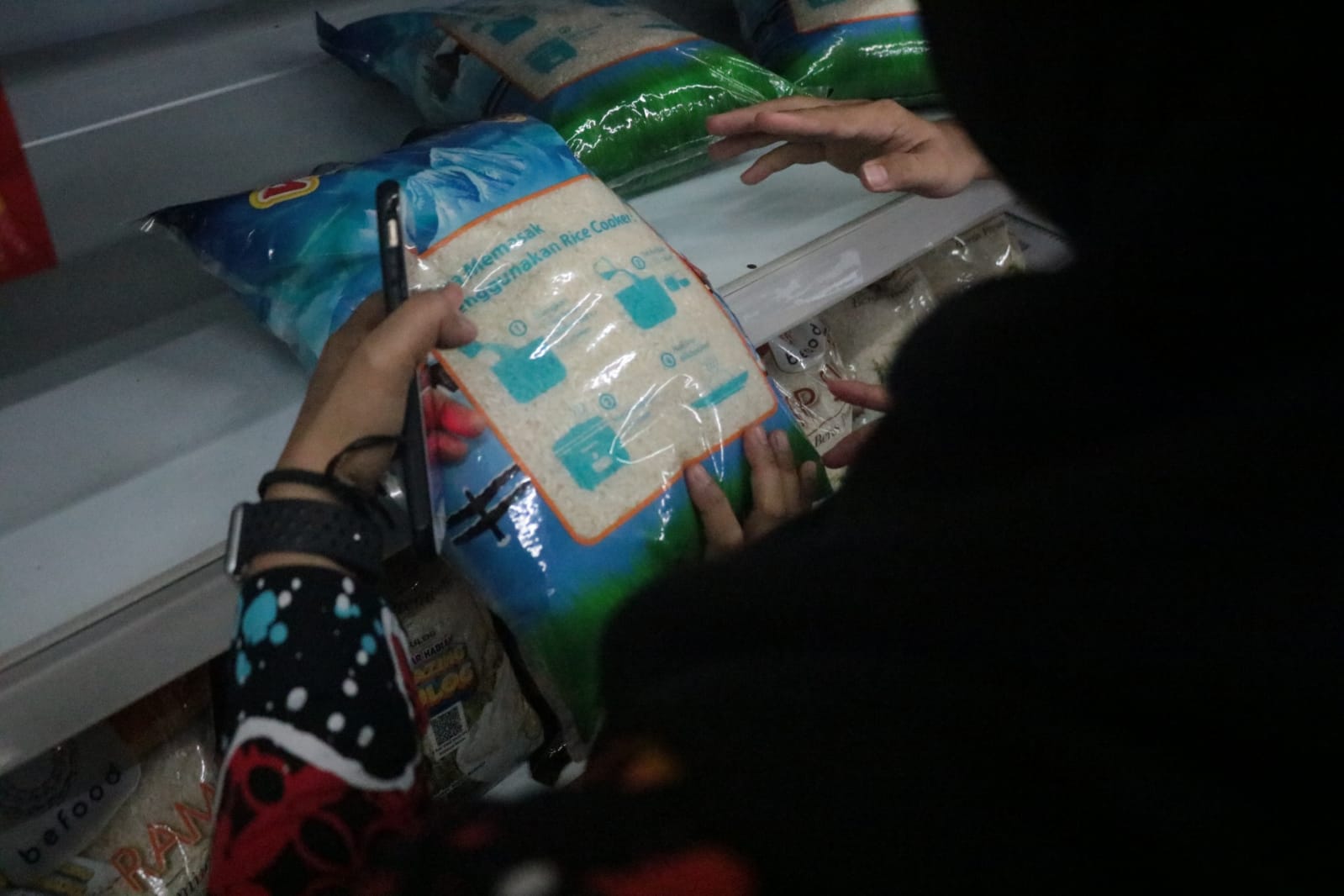 Foto 7 dari 9: Pastikan Kondisi Barang Layak Edar, Disdag Gelar Pemantauan Di Sejumlah Toko Modern