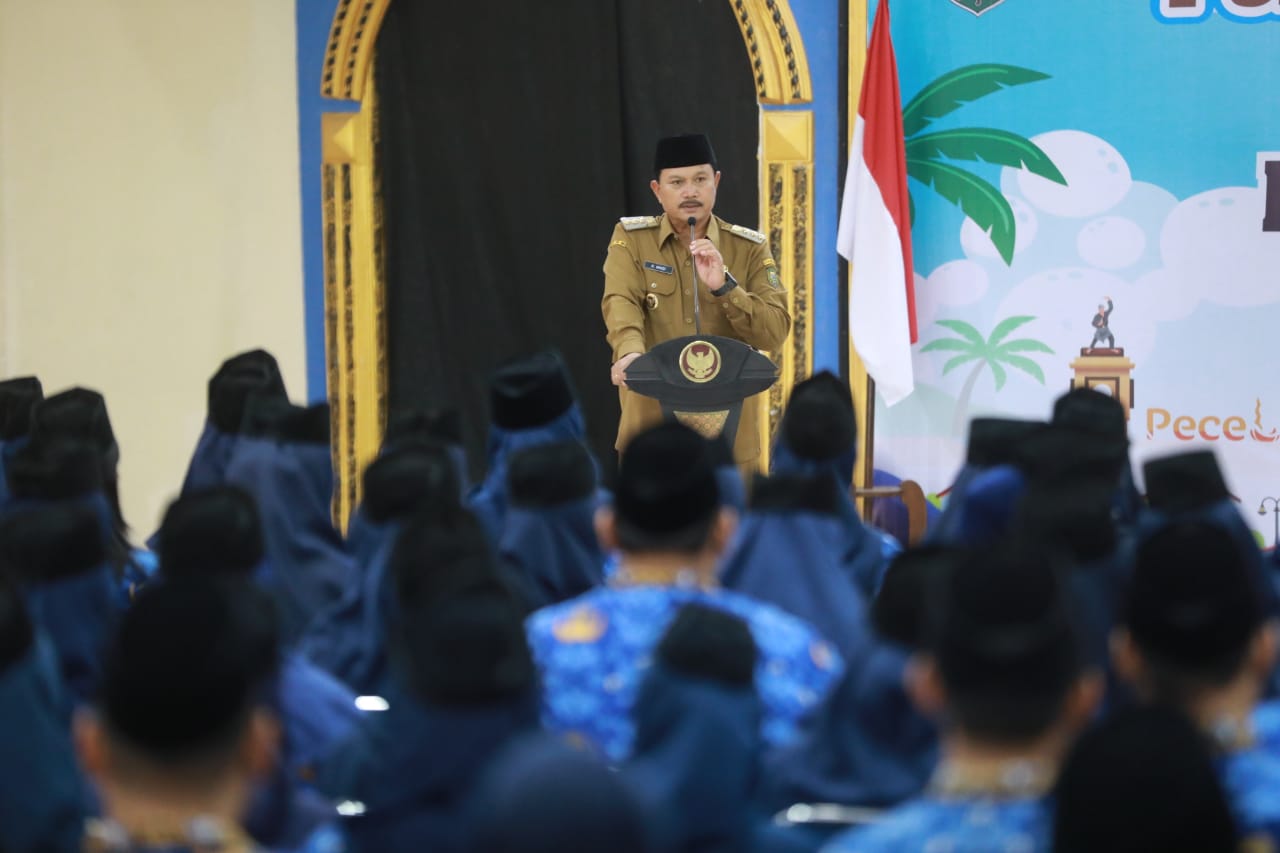 Foto 3 dari 16: Pengambilan Sumpah Jabatan dan Pelantikan PPPK, Wali Kota Dr. Maidi: Apa yang Diucapkan Harus Dijalankan