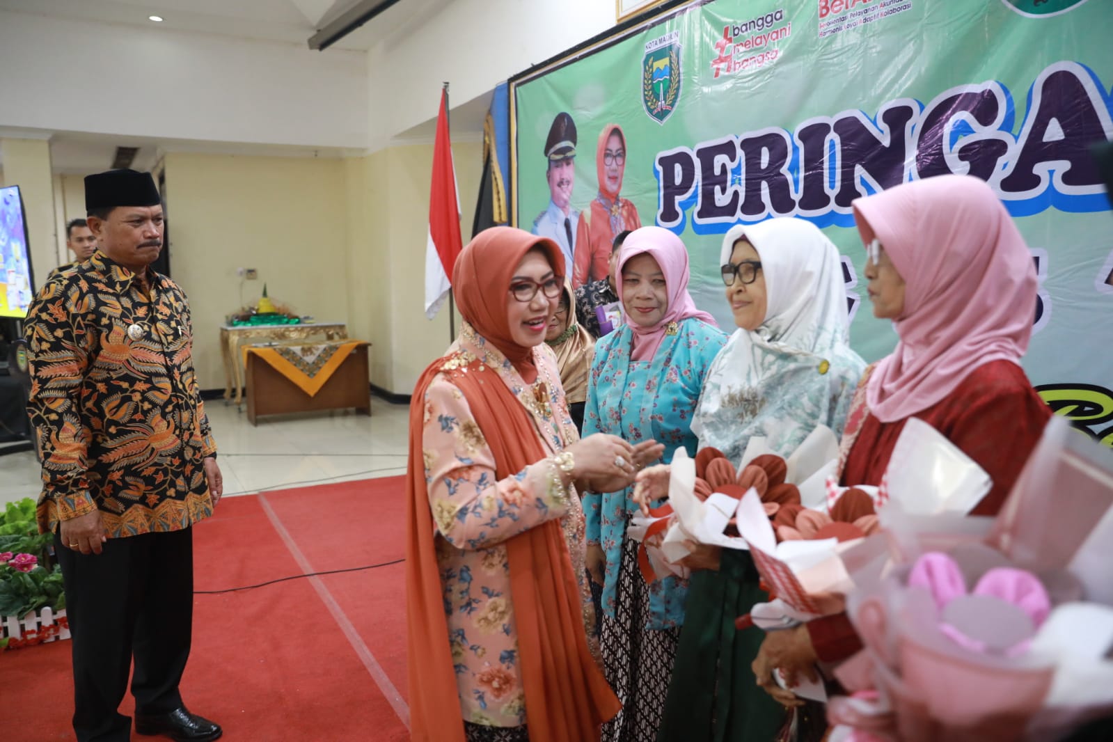 Foto 25 dari 26: Peringati Hari Ibu Ke-95, Wali Kota Gelar Upacara Bendera Hingga Perayaan Bersama Organisasi Wanita Kota Pendekar