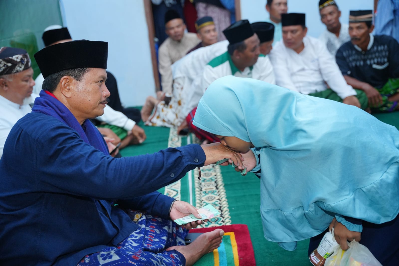 Foto 10 dari 10: Gelar Salat Isya di Masjid Baddal’ul Muttaqin, Wali Kota Sosialisasi Sekaligus Salurkan Bantuan ke Warga