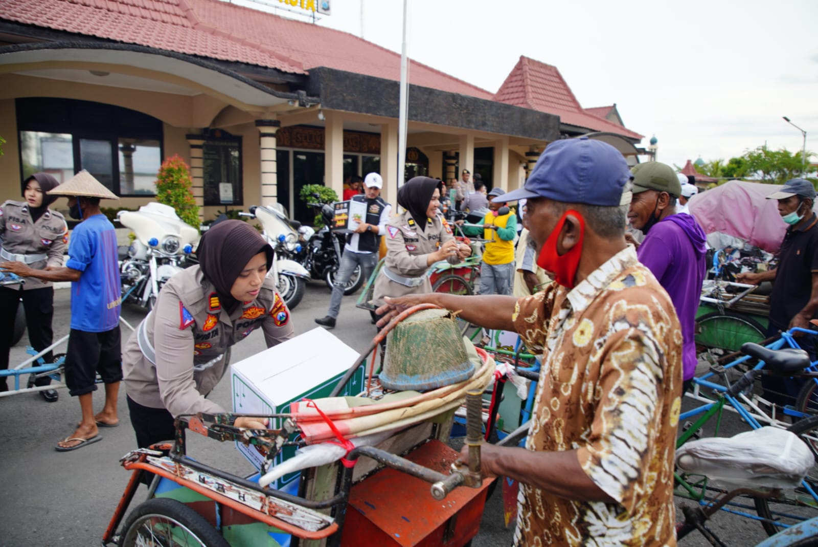 Foto 8 dari 10: Saling Berbagi, Polres Madiun Kota Bersama HDCI Gelar Bakti Sosial