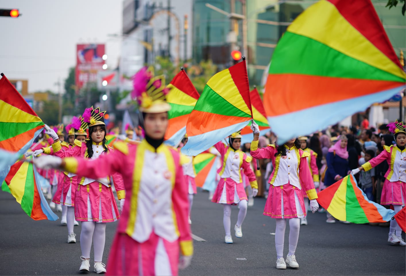 Foto utama berita: Serunya Parade Senja Rangkaian Hari Jadi ke-105