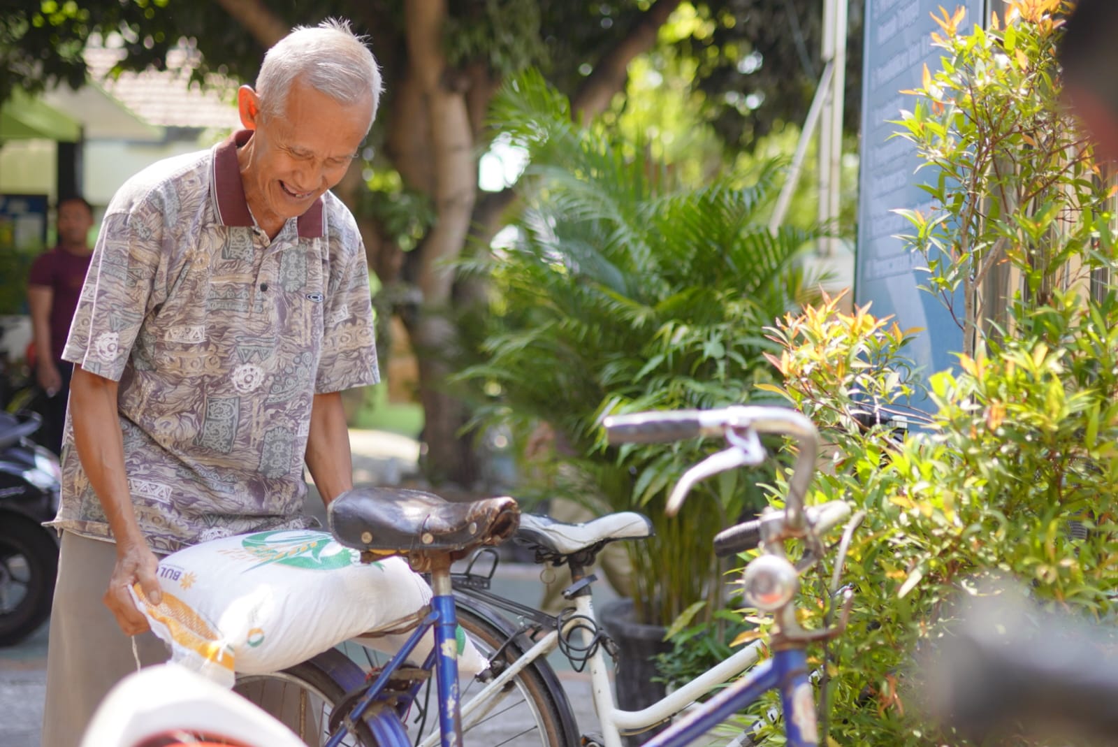 Foto 6 dari 9: Bantuan Pangan Tahap Kedua Jatah Oktober Mulai Dicairkan, Penerima Dapat 10 Kg Beras Bantuan