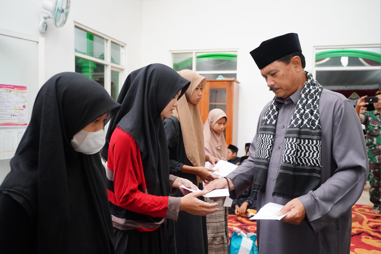 Foto 8 dari 10: Safari Ramadan di Masjid Ar-Raudhah, Wali Kota Salurkan Bantuan Sampai Sosialisasikan Persiapan Lebaran