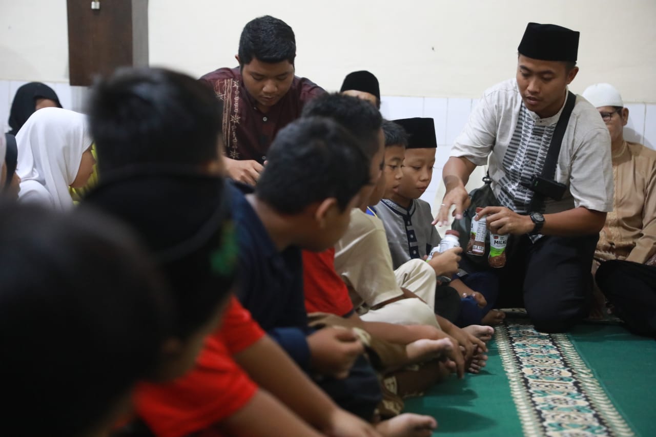 Foto 7 dari 14: Salat Isya di Musala Nurul Badiah, Wali Kota Silaturahmi Hingga Beri Bantuan ke Warga