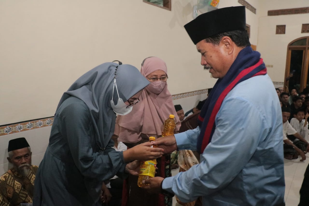 Foto 7 dari 10: Hadiri Shalat Isya Berjamaah Dengan Warga, Wali Kota Tanamkan Cinta Al Qur’an Pada Anak Sejak Dini