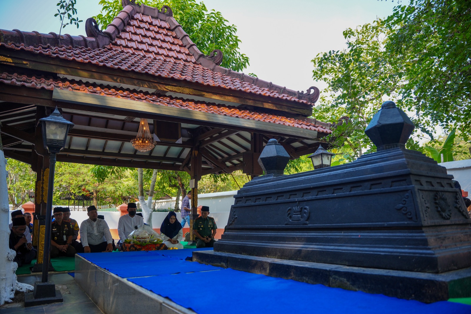 Foto 1 dari 5: Jelang Hari Jadi, Wali Kota Ziarah Makam Leluhur Kota Madiun