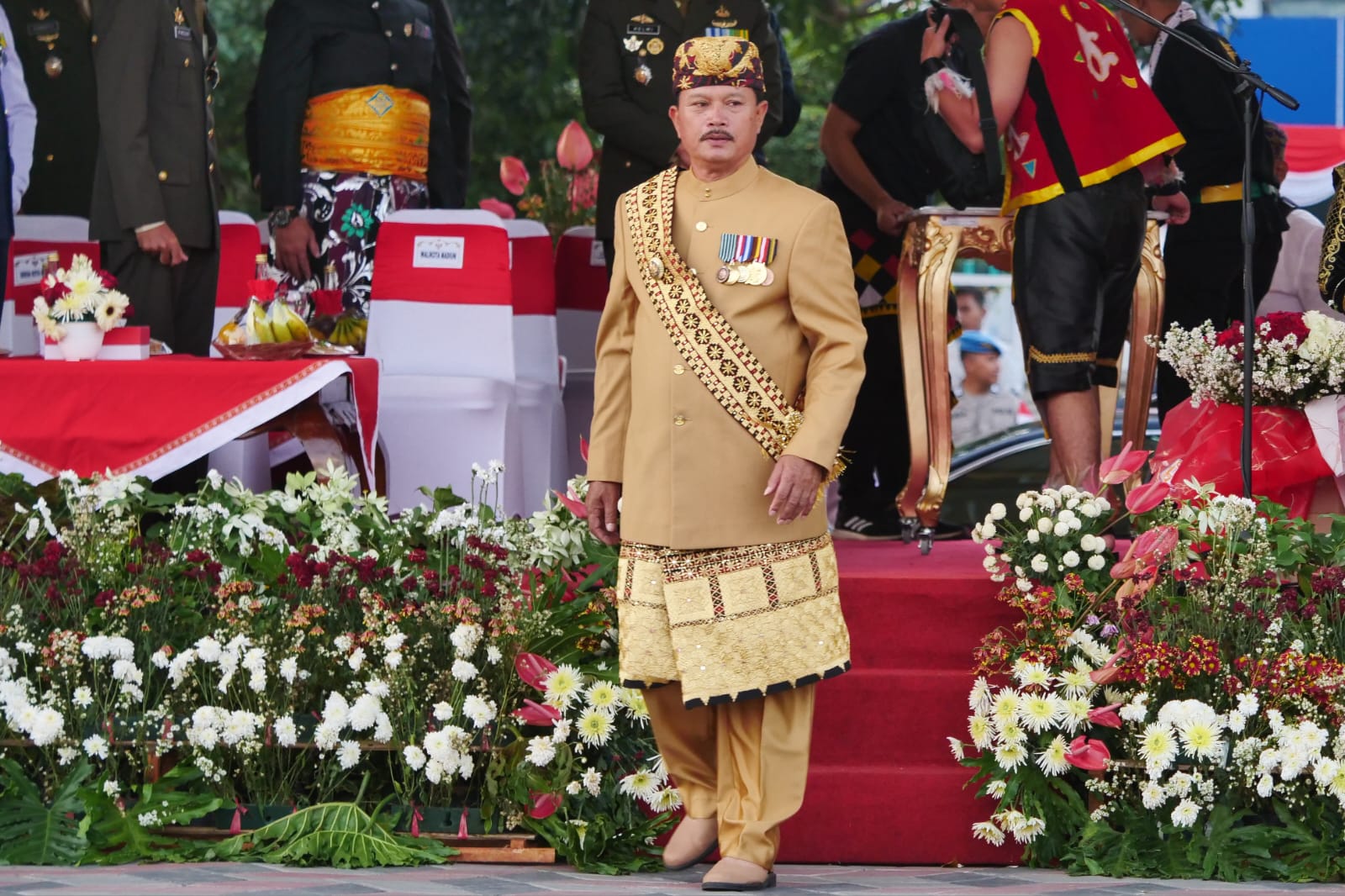 Foto 1 dari 8: Pakaian Adat Hingga Tarian Nusantara Warnai Upacara Penurunan Bendera Peringatan HUT Kemerdekaan Ke-78 RI