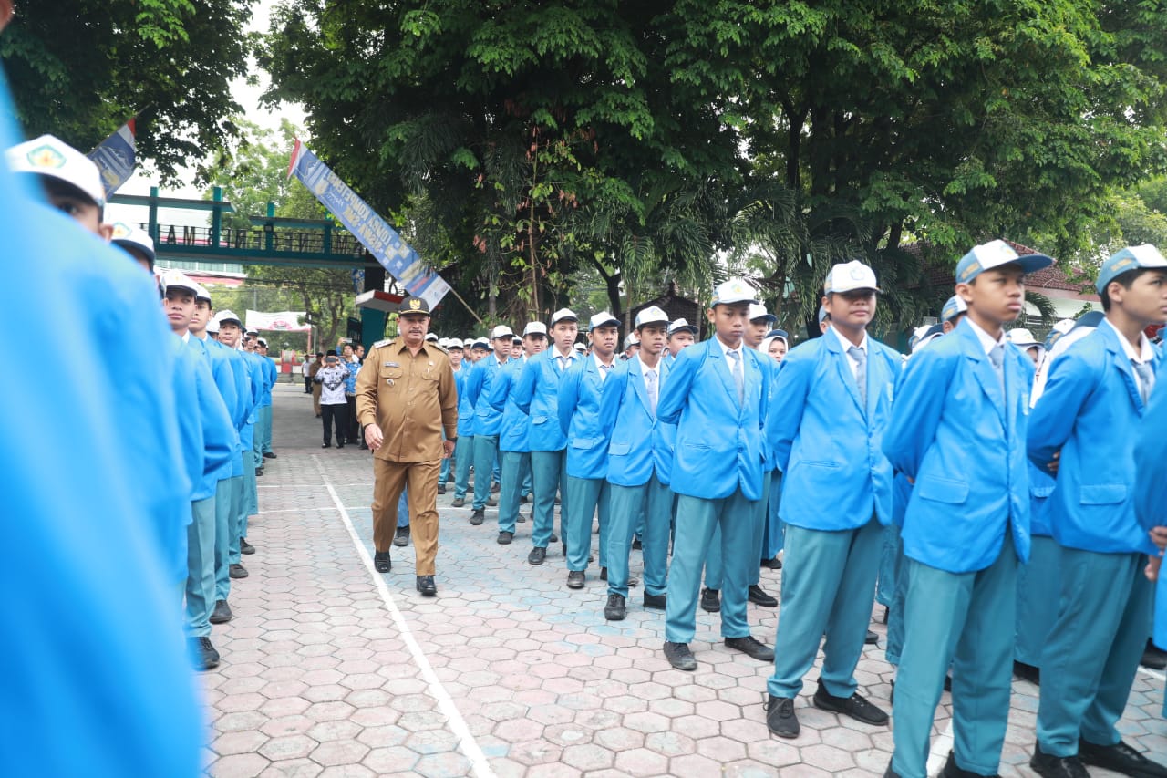 Foto 7 dari 13: Jadi Pembina Upacara di SMKN 3, Wali Kota: Kota Kita Kota Layak Anak, Mari Kita Jaga Bersama
