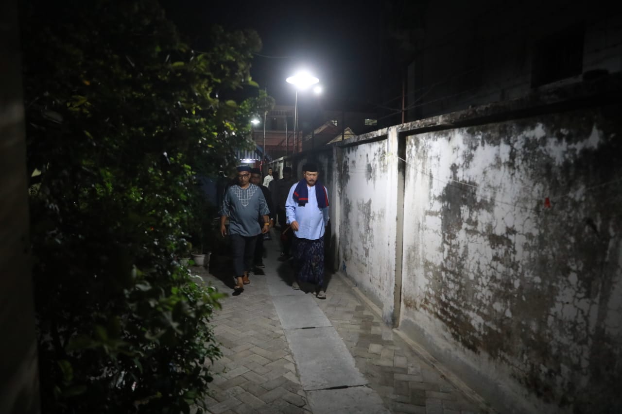 Foto 14 dari 14: Salat Isya di Musala Nurul Badiah, Wali Kota Silaturahmi Hingga Beri Bantuan ke Warga