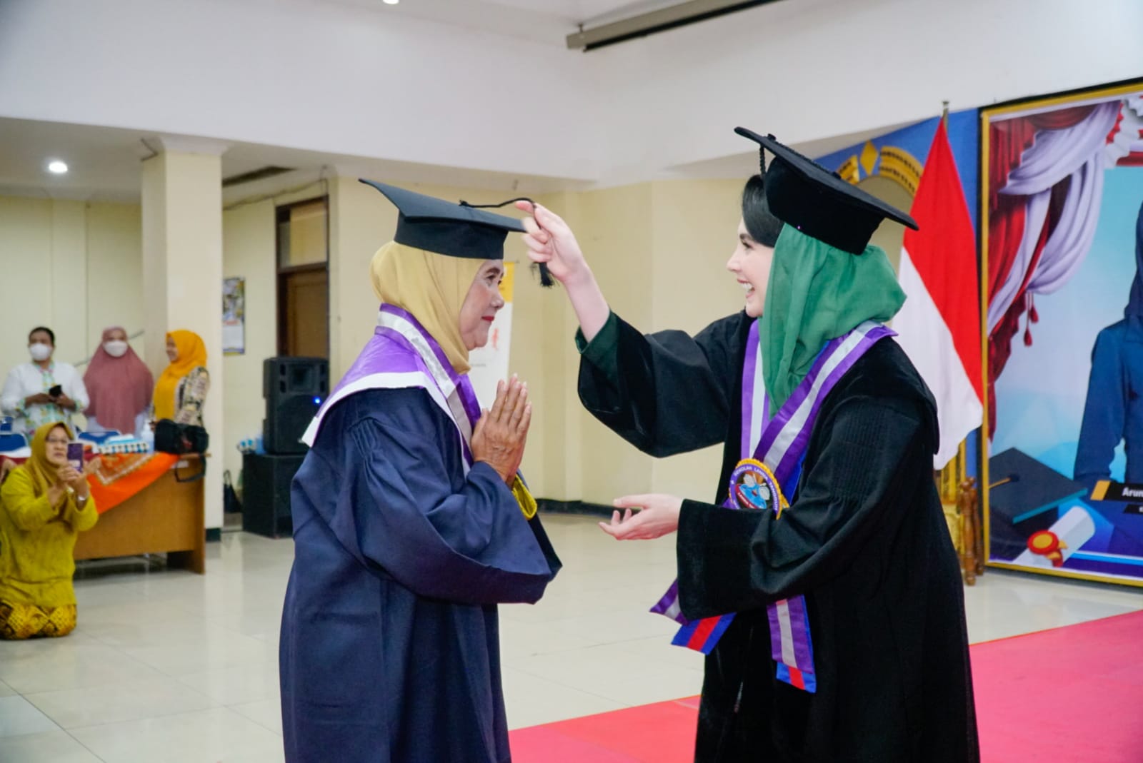 Foto 5 dari 11: Selesaikan Pendidikan SOTH dan Selantang, Emak-Emak dan Lansia Laksanakan Wisuda