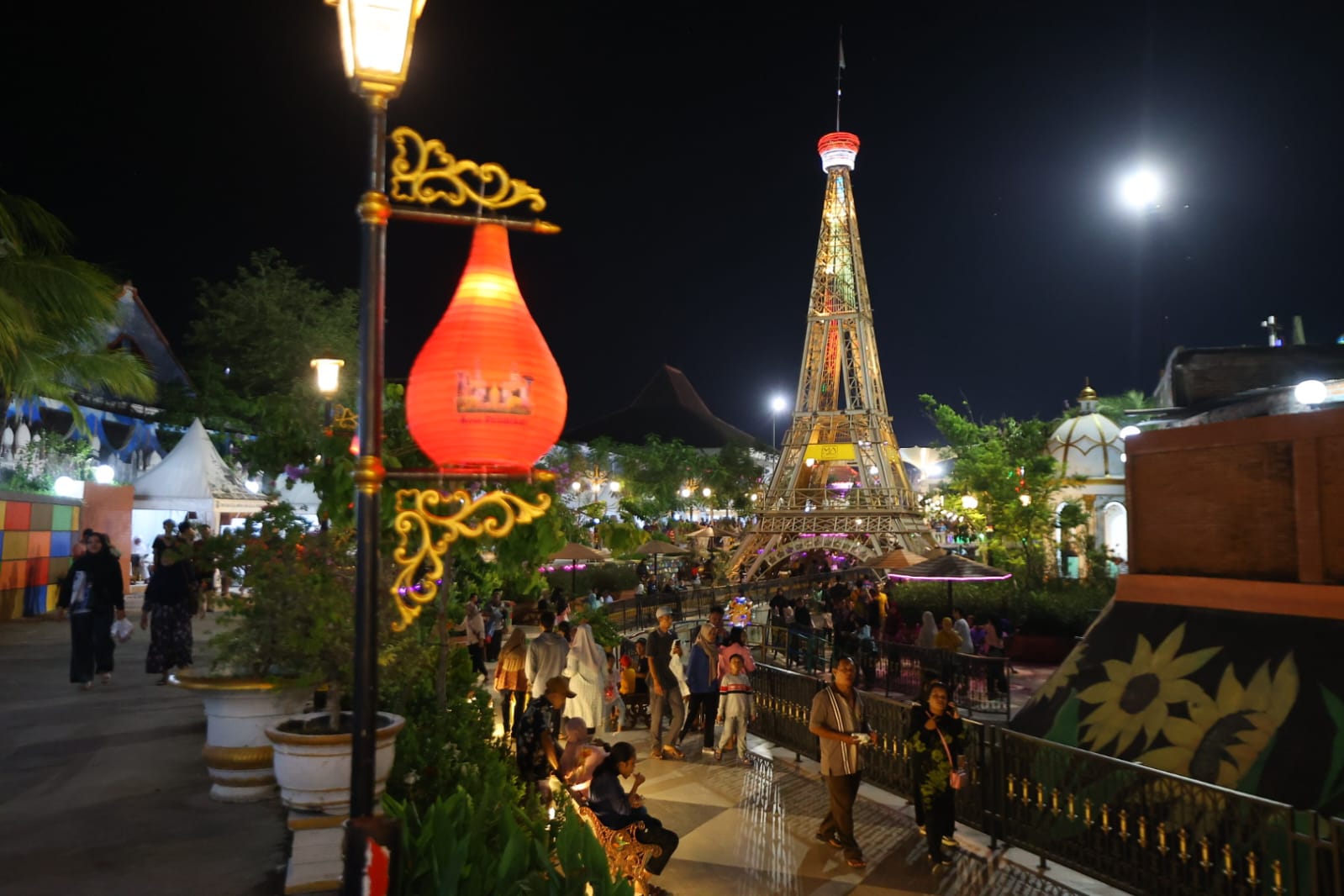 Foto 7 dari 9: Tumplek Blek di Kawasan Wisata Dunia