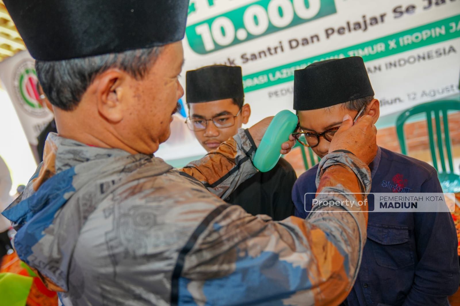Foto 1 dari 8: Iropin - Lazisnu Bagikan Kacamata Untuk Siswa, Wali Kota : Bantu Wujudkan Generasi Emas 2045