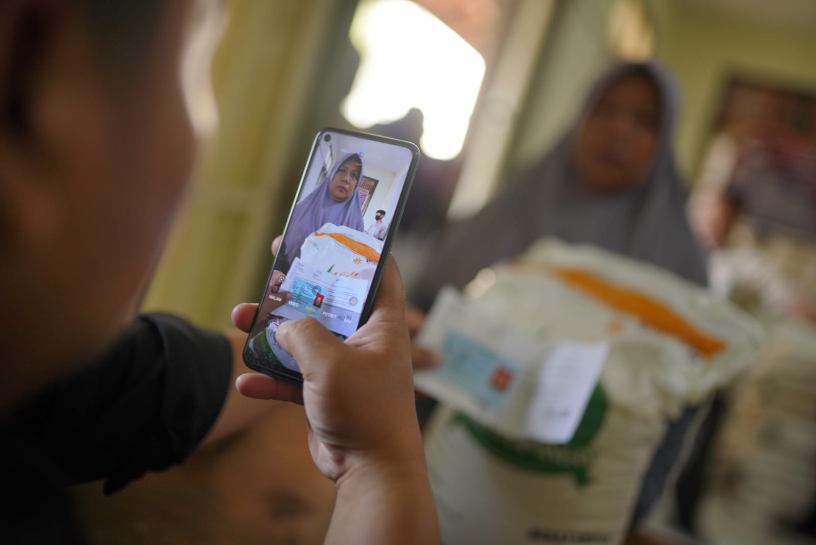 Foto 4 dari 9: Bantuan Pangan Tahap Kedua Jatah Oktober Mulai Dicairkan, Penerima Dapat 10 Kg Beras Bantuan