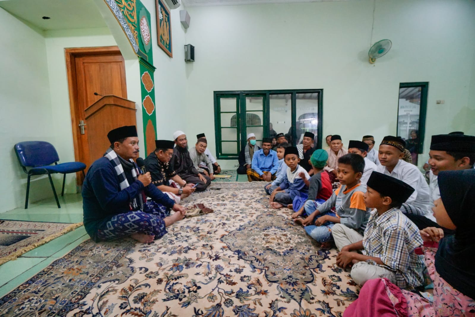 Foto 2 dari 12: Beribadah di Masjid Al Ichsan, Wali Kota Sampaikan Program Pembangunan