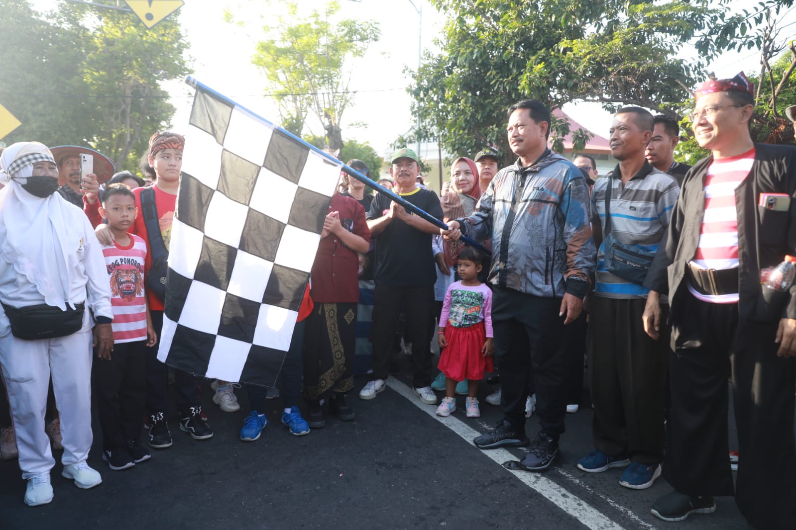 Foto utama berita: Hadiri Peringatan HUT Gereja Mater Dei, Wali Kota Ikut Jalan Santai Hingga Borong Produk UMKM