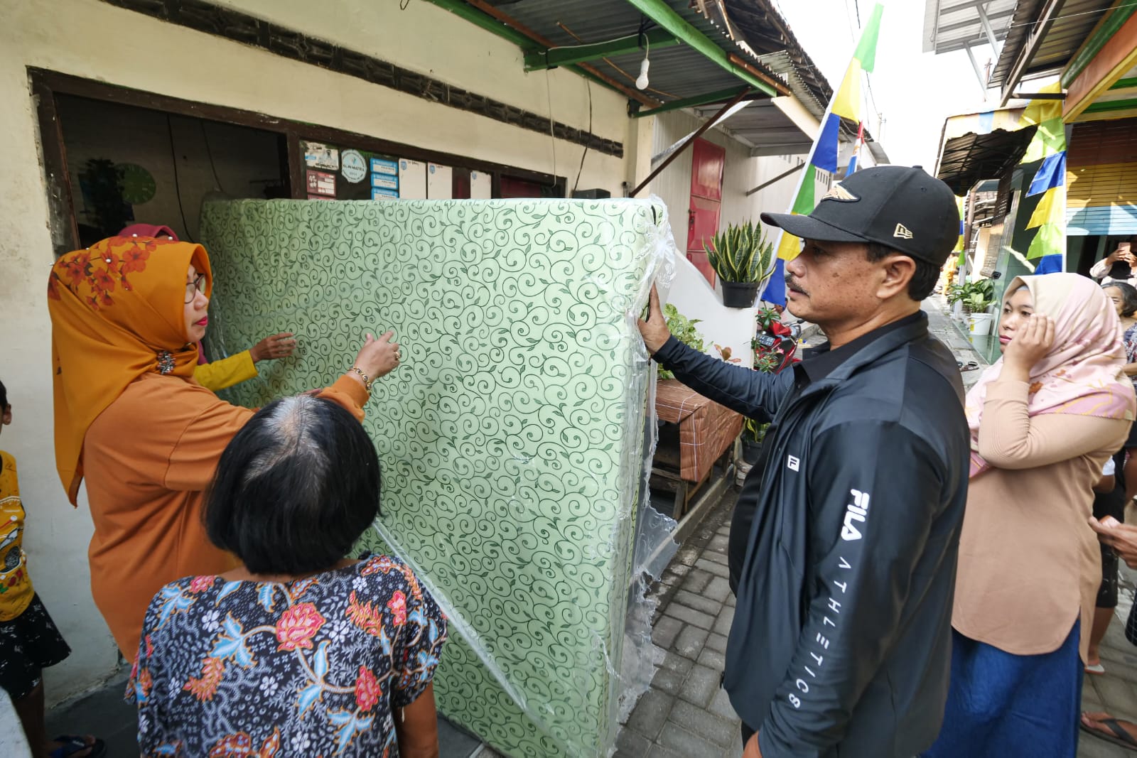Foto 4 dari 6: Salurkan Bantuan Bagi Warga Yang Membutuhkan, Wali Kota Ingin Semua Bahagia