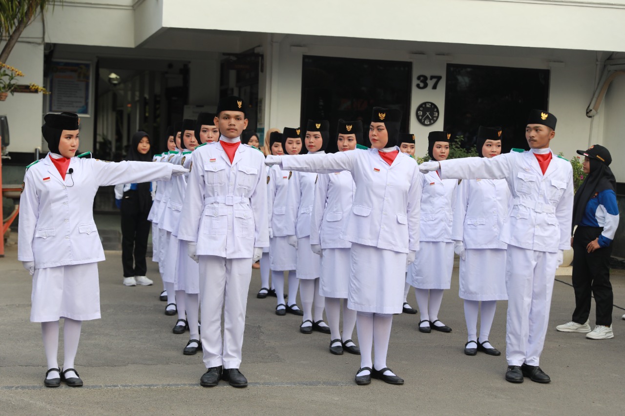 Foto 9 dari 11: Tampil Memukau, Drumband SMPN 11 dan Paskib SMKN 2 Madiun Unjuk Gigi di Parade Senja