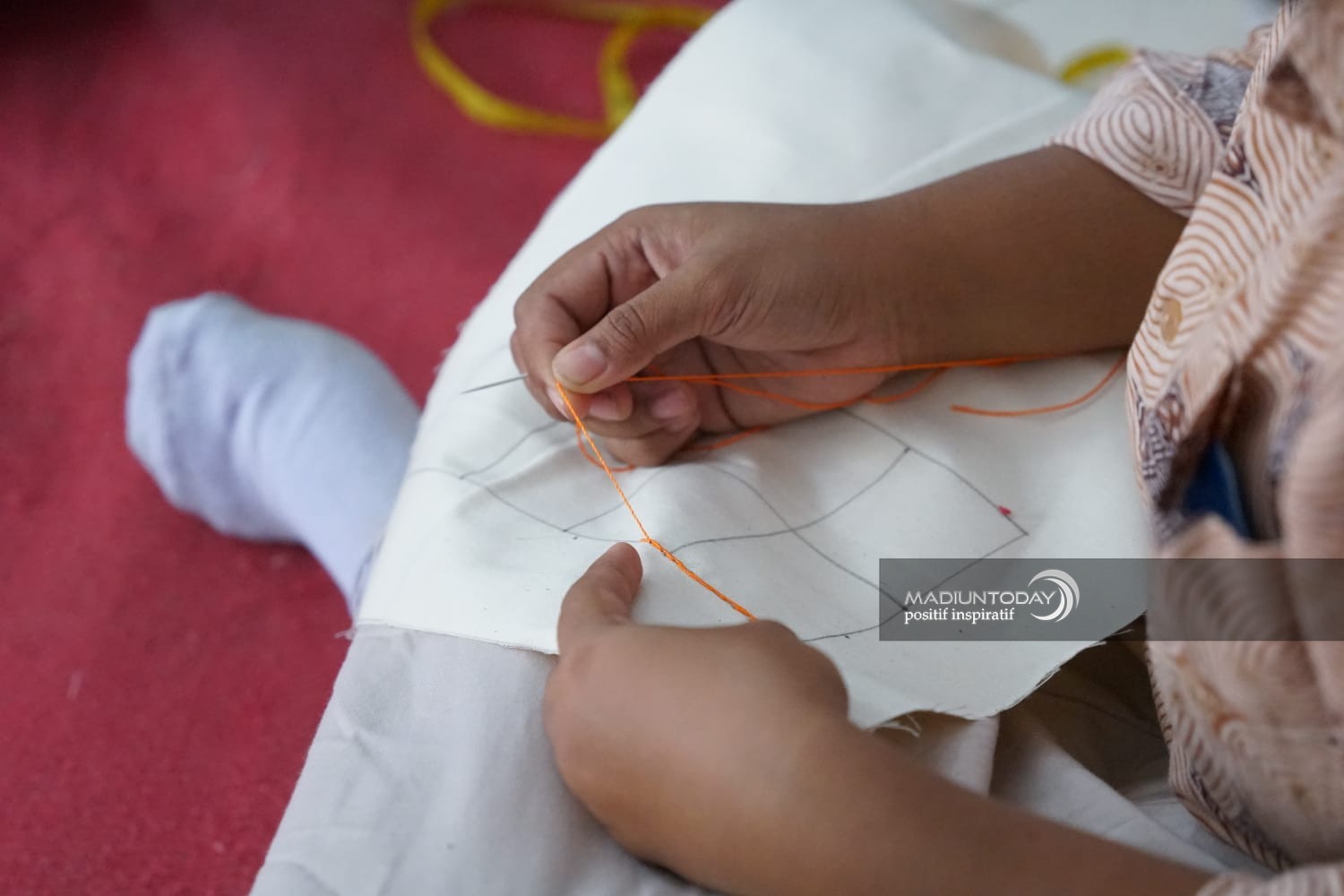 Foto 2 dari 5: Bekali Keterampilan, Penyandang Disabilitas SLB BC Dharma Wanita Dapat Pelatihan Kerajinan