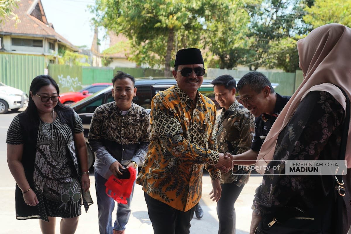 Foto 8 dari 9: Hadiri Grand Opening MJ Optik, Wali Kota Apresiasi Pengusaha Ikut Ramaikan Pelayanan Kesehatan Mata