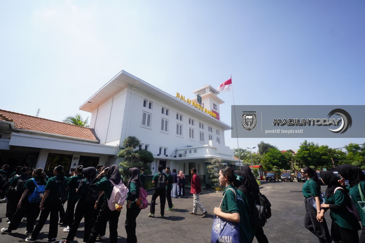 Foto 10 dari 13: Wisata Heritage Jadi Ruang Belajar, Sejarah Kota Madiun Dikenalkan Langsung di Lapangan