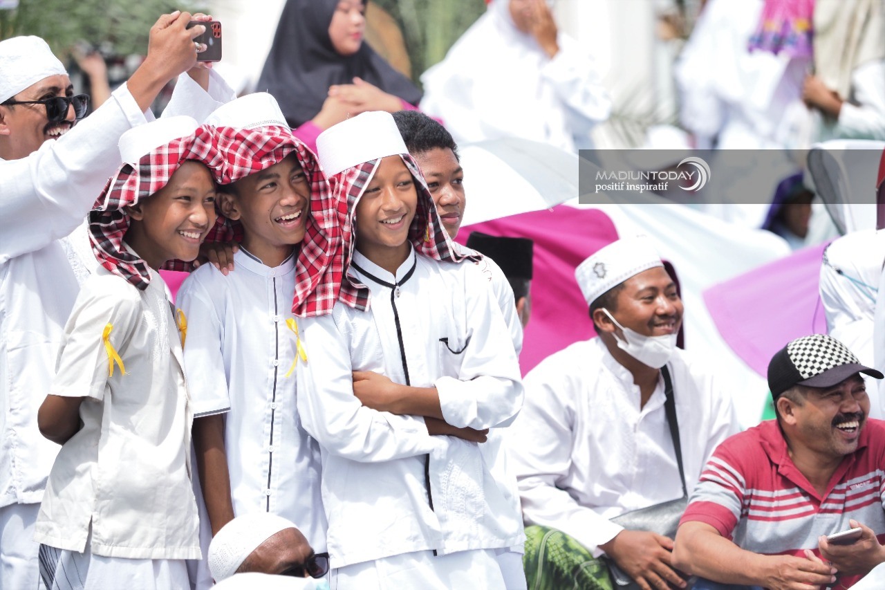 Foto 9 dari 11: Jalan Pahlawan Memutih, Ada 20 Ribu Lebih Jamaah Hadiri Pengajian Akbar Peringatan Hari Santri