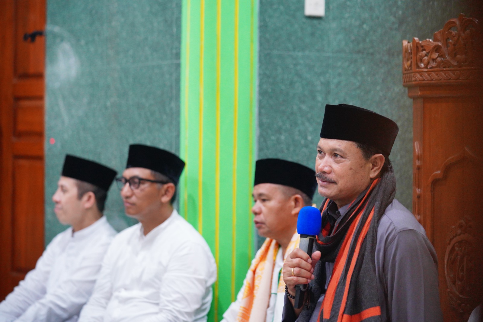 Foto 4 dari 10: Salat Isya dan Tarawih Safari Ramadan di Masjid Al Ifaqoh, Wali Kota Ajak Warga Tingkatkan Ibadah