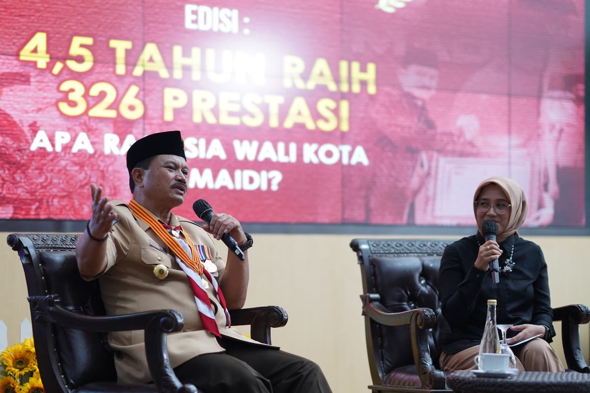 Foto 2 dari 9: Serahkan Piala AKB dan Talkshow Wali Kota Menyapa, Wali Kota: KIM Harus Jadi Penyalur Informasi