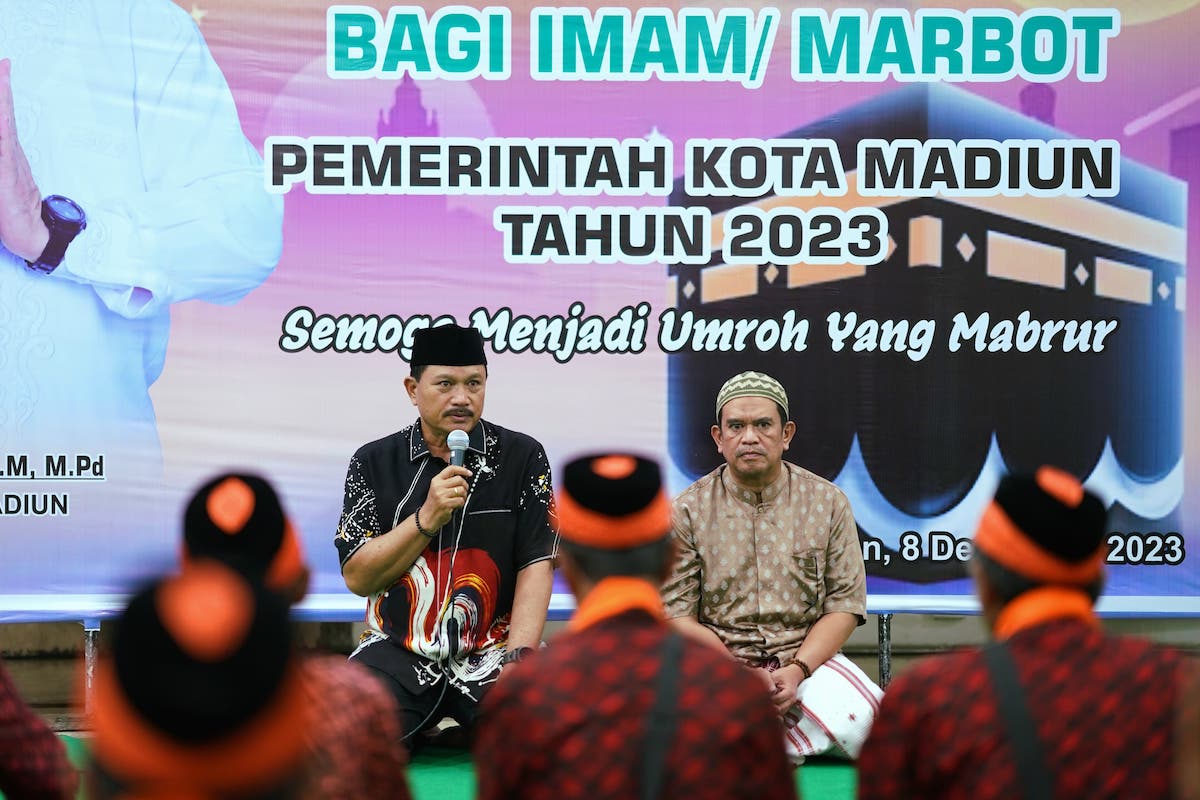 Foto 3 dari 9: Berangkatkan Marbot dan Imam Masjid Ibadah Umrah, Wali Kota Harap Jadi Sarana Peningkatan Keimanan Jamaah
