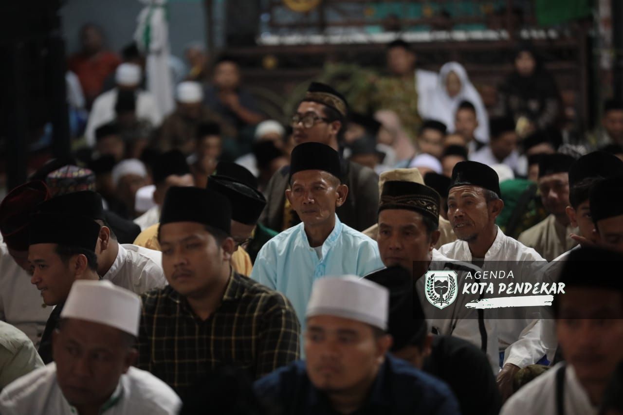 Foto 4 dari 5: Hadiri Haul ke-21 KH Muchsin Al Qurby, Wali Kota Maidi Ajak Jamaah Teladani Kebaikan sang Kiai