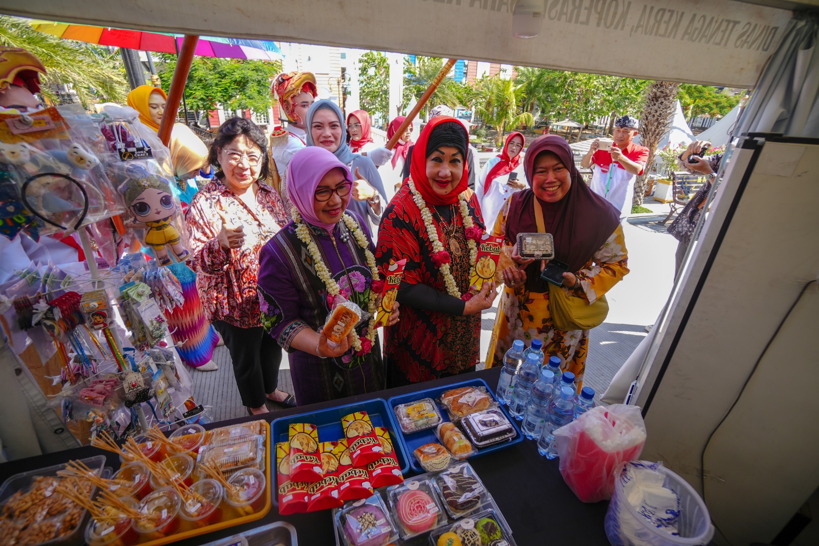 Foto 4 dari 8: Keliling Lapak UMKM di PRC, Dewi Motik: Luar Biasa