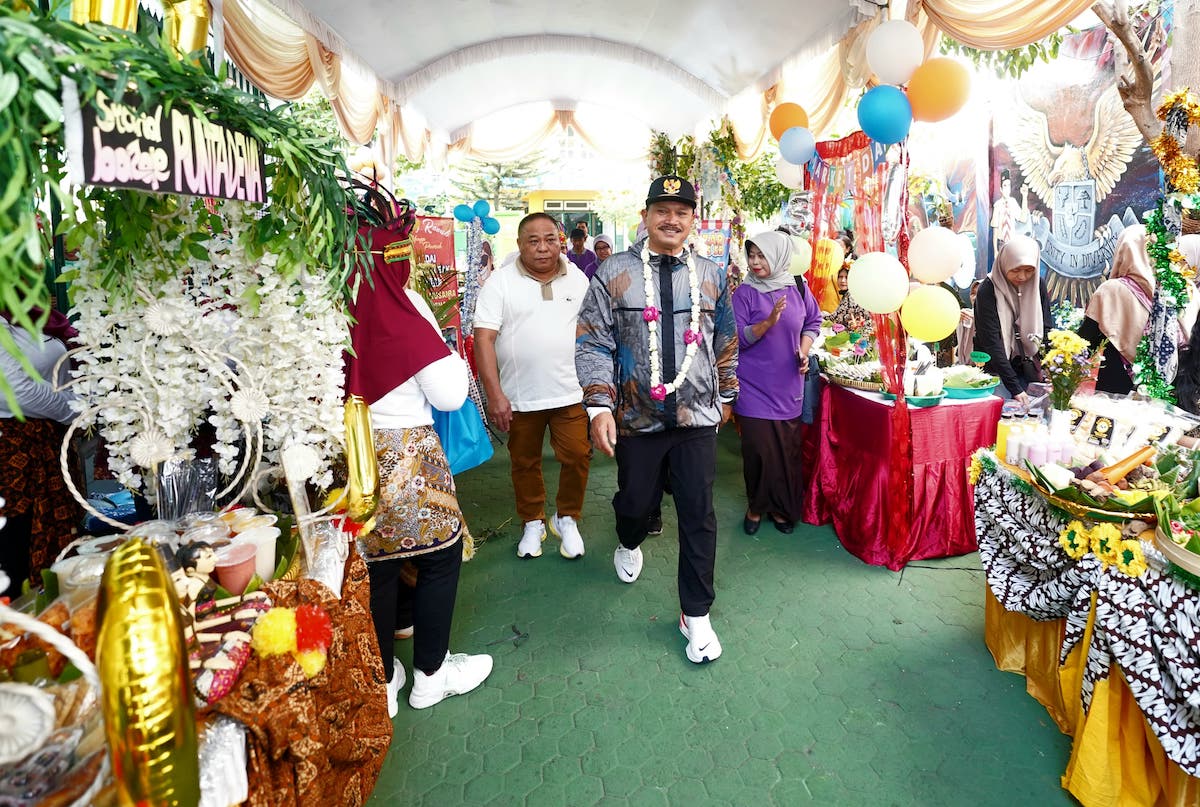 Foto 4 dari 9: Hadiri Peringatan HUT ke-17 SDN 01 Kartoharjo, Wali Kota: Saya Beri Hadiah Spesial