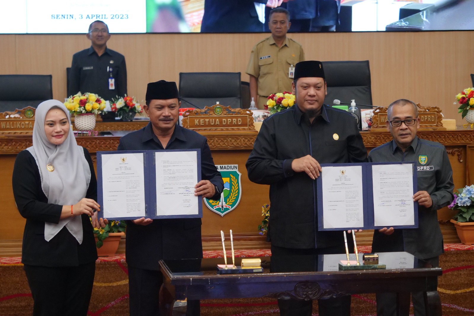 Foto 8 dari 10: Rapat Paripurna Pendapat Akhir Fraksi Terkait Rencana RTRW, Wali Kota: Catatan Akan Jadi Bahan Evaluasi