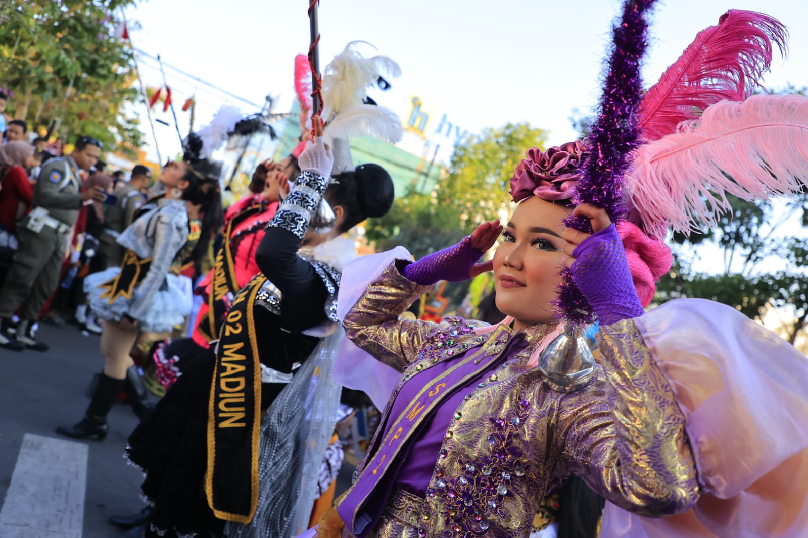 Parade Senja SMPN 2 dan PBB Kreasi SMKN 3 Banjir Atensi