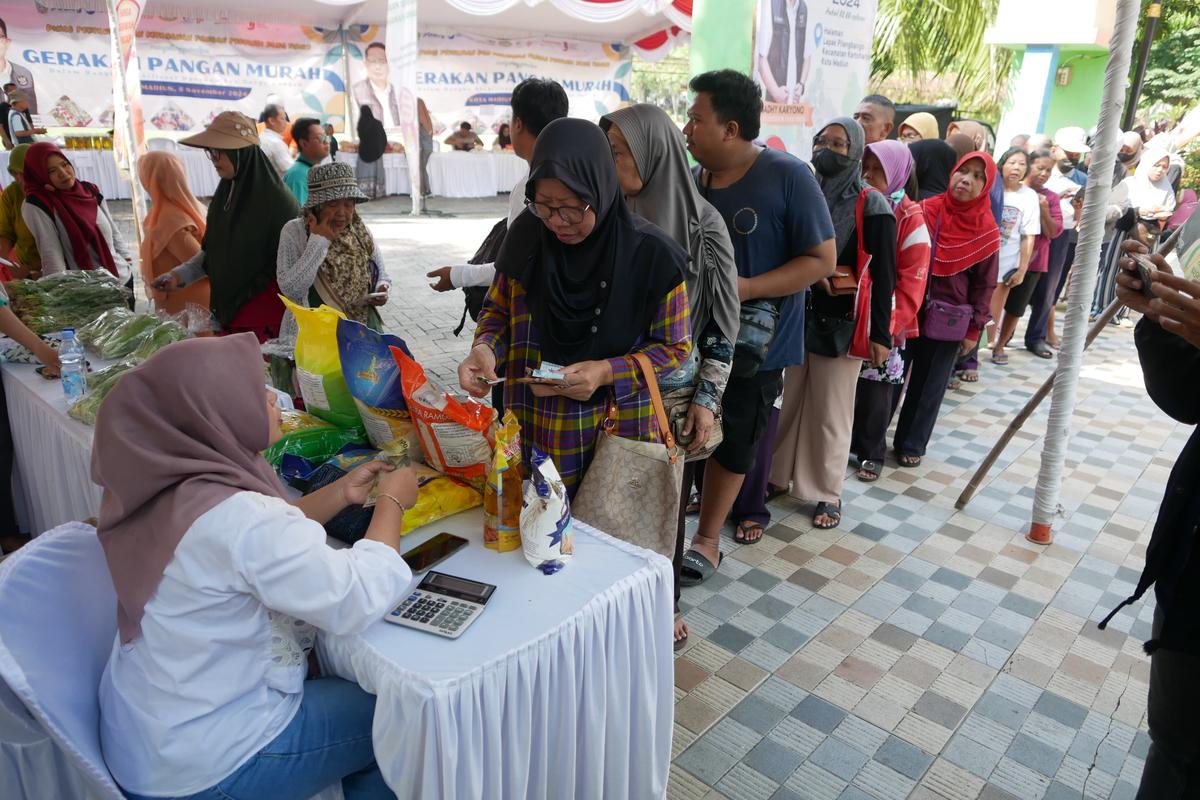 Foto 16 dari 19: Stabilisasi Harga Dan Stok Bahan Pangan, Pemprov Jatim - Pemkot Madiun Hadirkan Gerakan Pangan Murah