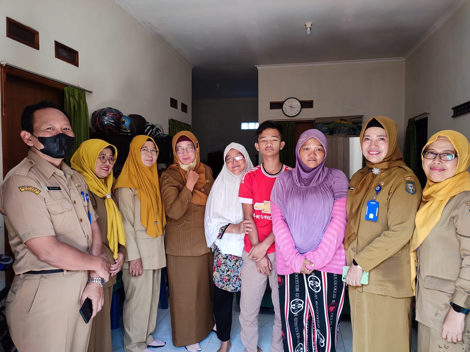 Foto 1 dari 2: Anita Tak Perlu Jual Ginjal, Dinas Pendidikan Ambil Alih Perbaikan Laptop yang Rusak